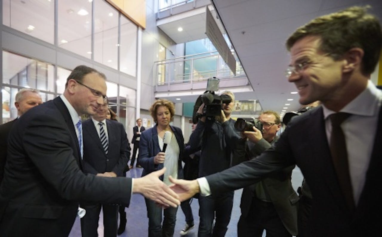 FNV-voorzitter Ton Heerts (L) begroet premier Mark Rutte voor aanvang van het gesprek over het sociaal akkoord. ANP
