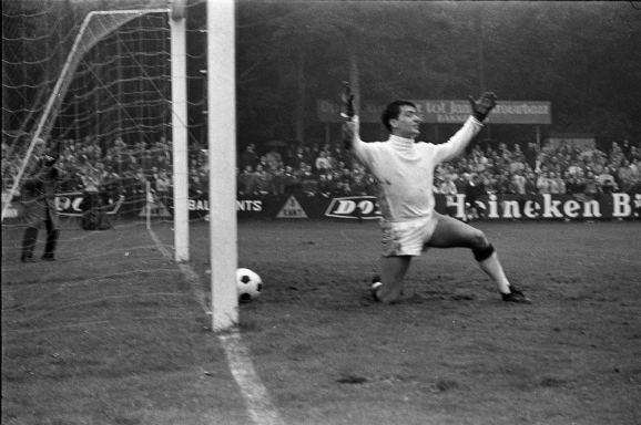 September 1968: AGOVV verliest met 5-0 van Feijenoord.