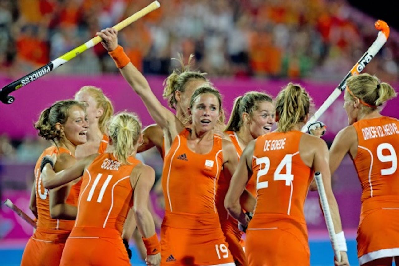 Ellen Hoog (M) en andere Nederlandse hockeysters na de 1-0 van Oranje tijdens de finale tegen Argentinië op de Olympische Spelen in Londen. ANP