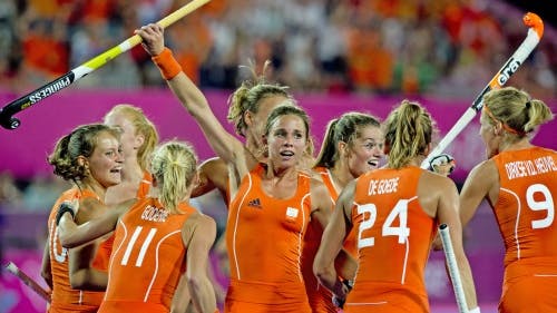 Ellen Hoog (M) en andere Nederlandse hockeysters na de 1-0 van Oranje tijdens de finale tegen ArgentiniÃ« op de Olympische Spelen in Londen. ANP