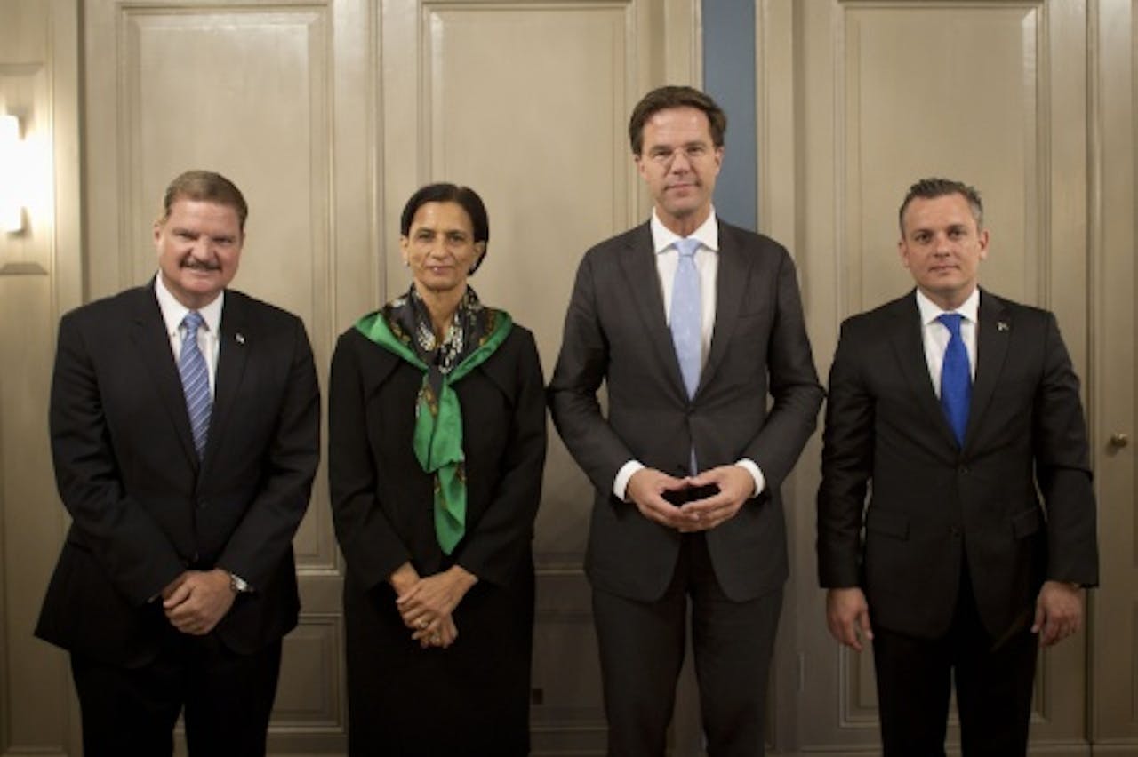 De premiers Mike Eman (Aruba), Sara Wescot-Williams (Sint-Maarten), Mark Rutte en Gerrit Schotte (Curacao). ANP