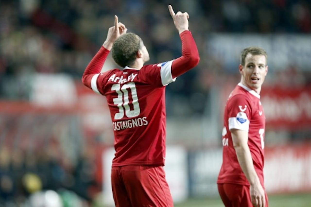 Luc Castaignos (L) van FC Twente viert zijn doelpunt tegen Roda JC op 6 april. Rechts ploeggenoot Wout Brama.