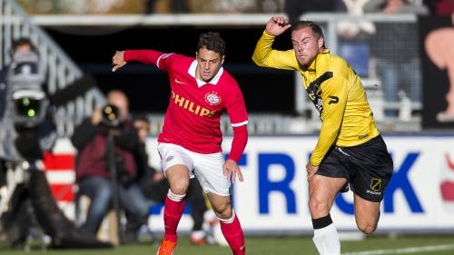 Jordy Buijs (R) van NAC Breda in duel met Santiago Arias van PSV. ANP PRO SHOTS