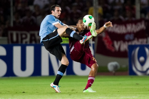 Uruguayaan Diego Perez (L) in duel met Jose Rondon. EPA