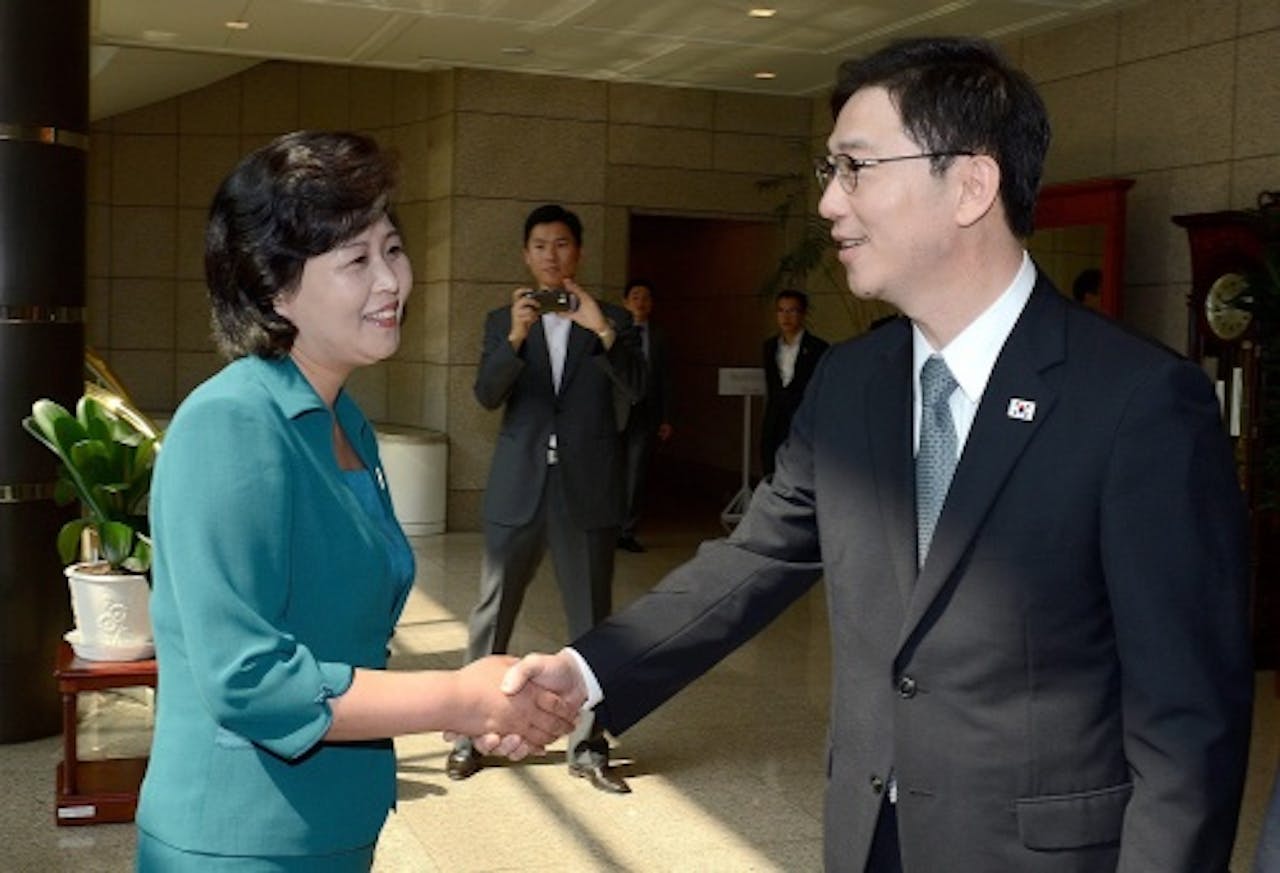 De Zuid-Koreaanse afgevaardigde Chun Hae-Seong (R) schudt de hand van zijn Noord-Koreaanse counterpart Kim Seong-Hye (L), voorafgaand aan de bespreking. EPA