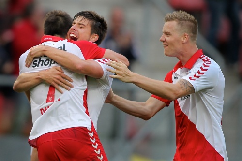 Jan Wuytens (M) en Marcus Nilsson (R) omhelzen doelpuntenmaker Edouard Duplan (L) van FC Utrecht na de 1-0. ANP 
