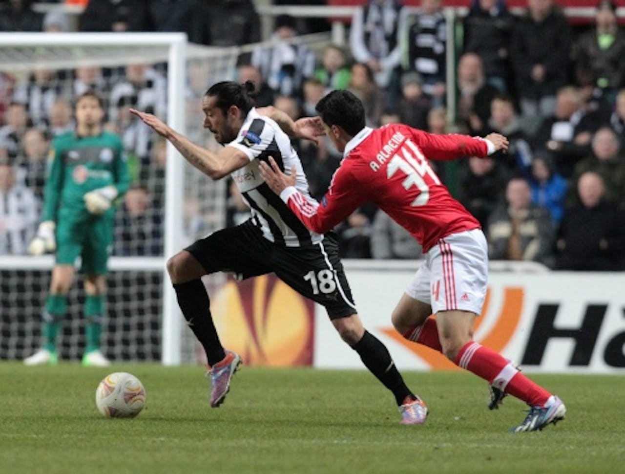 Jonas Gutierrez (L) van Newcastle United in duel met Andre Almeida (R) van Benfica. EPA