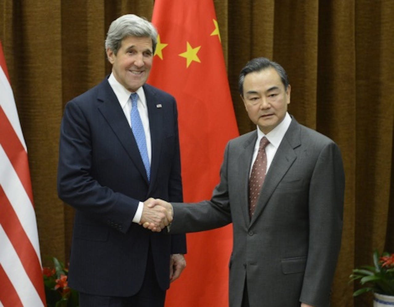 Wang Yi (R) met John Kerry. EPA