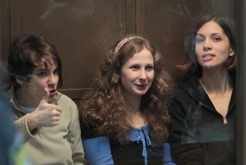 Yekaterina Samutsevich (L), Maria Alyokhina (M) en Nadezhda Tolokonnikova (R) van Pussy Riot. EPA