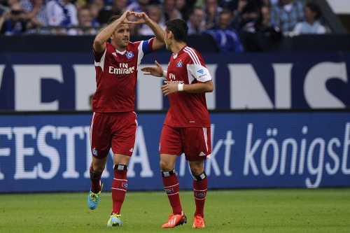 Hakan Calhanoglu (R) en Rafael van Vaart. EPA