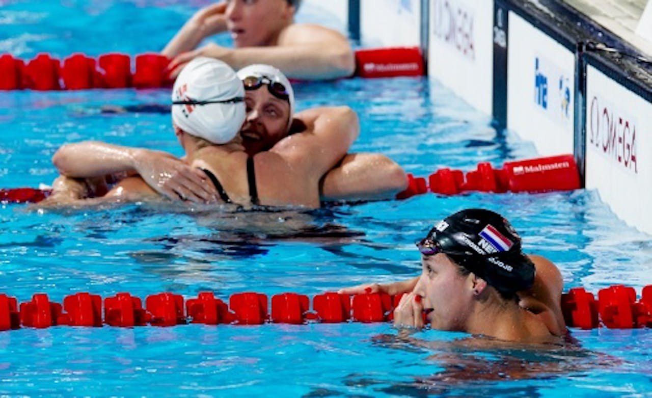 Ranomi Kromowidjojo (R) na de finale van de 50 meter vlinderslag op het WK zwemmen in Barcelona, ANP