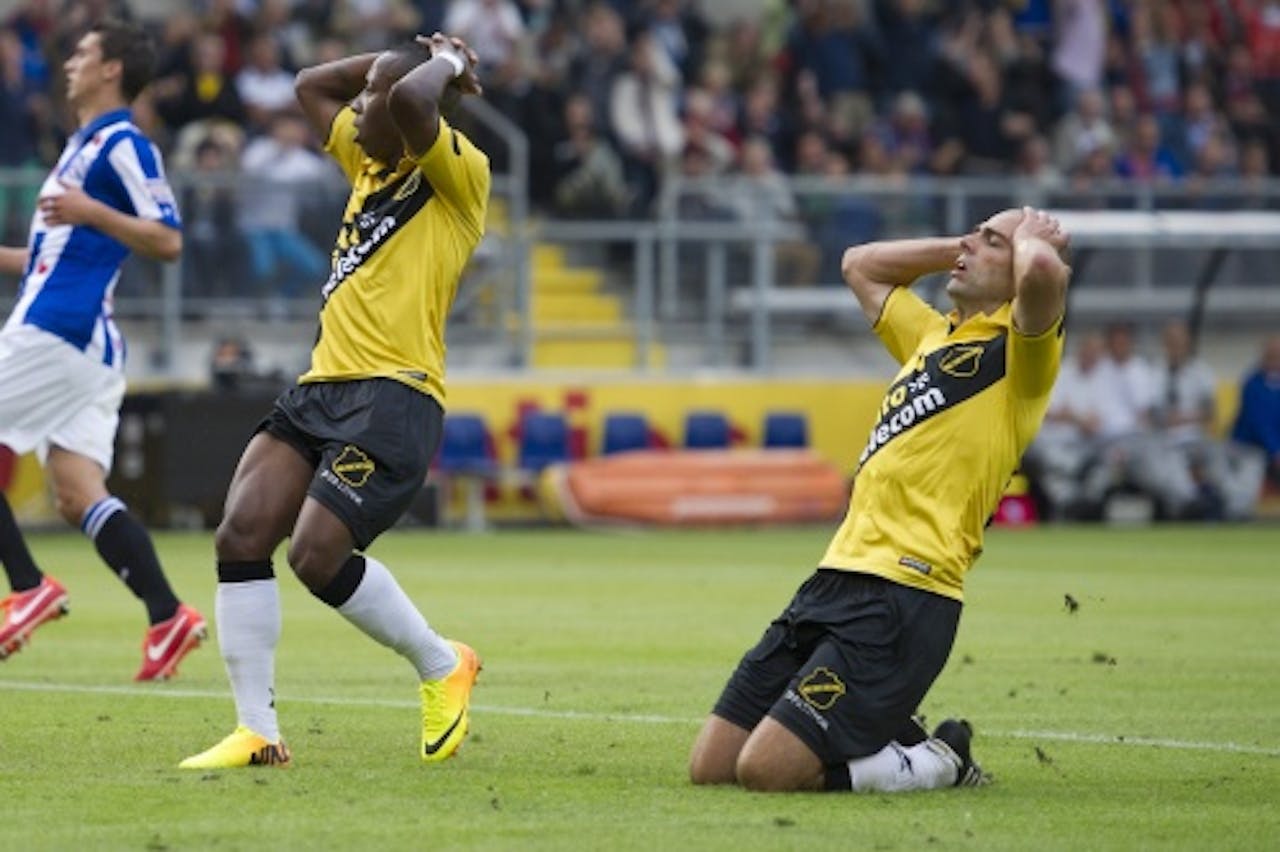Elson Hooi (L) en Anthony Lurling (R) van NAC na een gemiste kans in de wedstrijd tegen Heerenveen. ANP PRO SHOTS