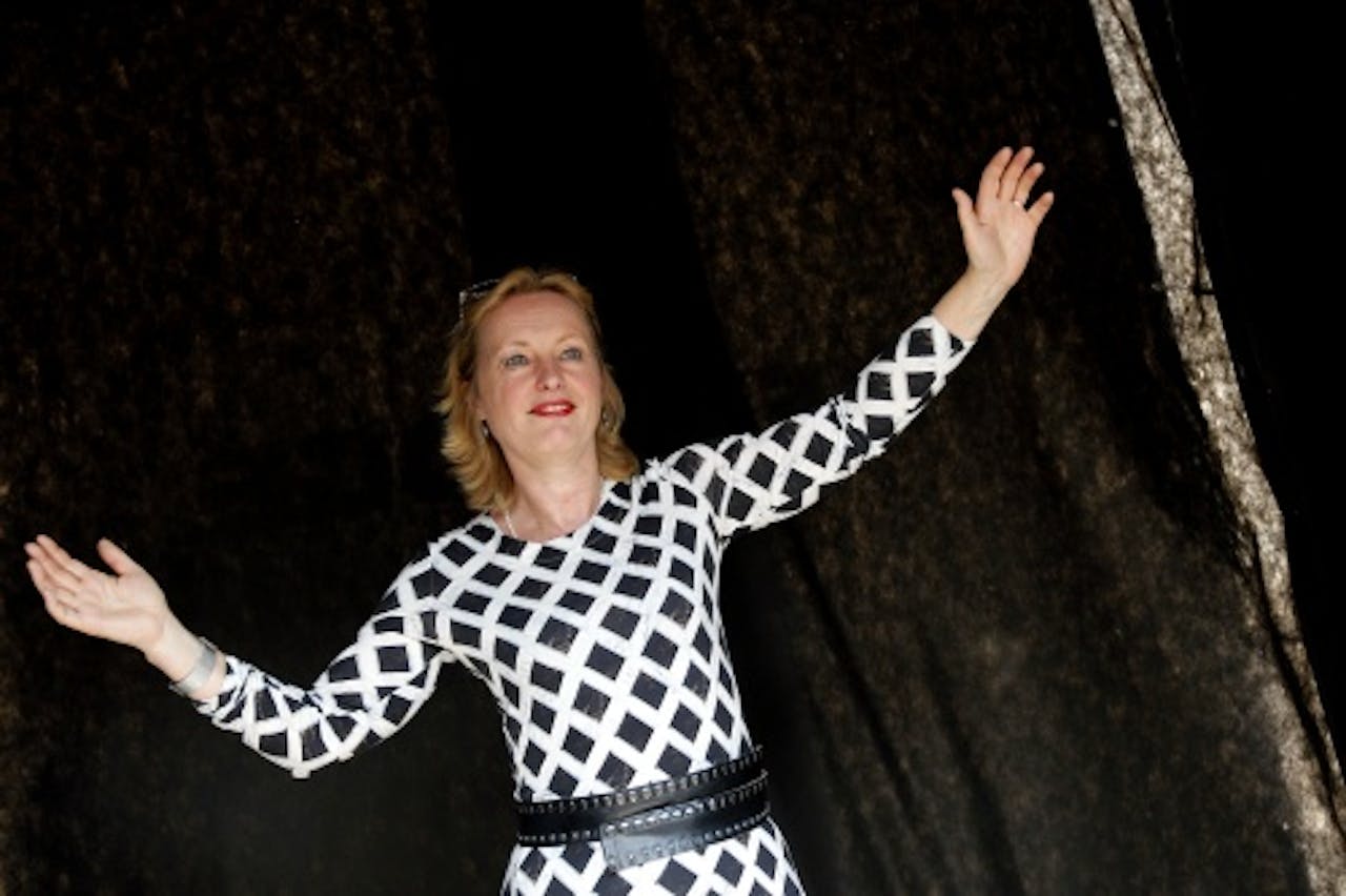 Minister van Defensie Jeanine Hennis-Plasschaert vaart over de Prinsengracht tijdens de botenparade van de Gay Pride, ANP