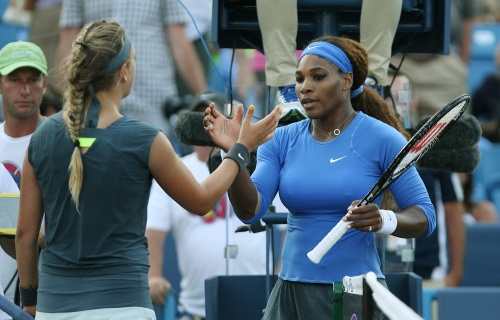 Victoria Azarenka (links) en Serena Williams na de finale van de ATP Masters in Ohio op 18 augustus. Die werd gewonnen door Azarenka. (EPA)