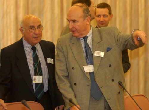 (Archieffoto 2003, Theodor Meron (L)). ANP