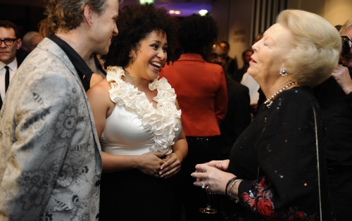 Tania Kross (l) met de zendermanager van Radio 4, Marwil Straat. ANP
