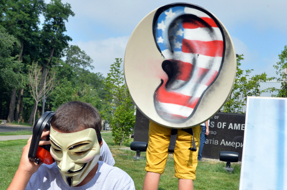 27 juni 2013: OekraÃ¯ense activisten betogen bij de Amerikaanse ambassade tegen het Amerikaanse spionageprogramma
