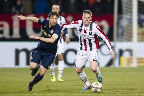 PSV-speler Mark van Bommel (L) in duel met Kevin Brands van Willem II. ANP PRO SHOTS
