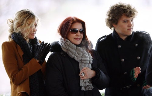 Lisa Marie Presley met haar dochter Riley (links). EPA
