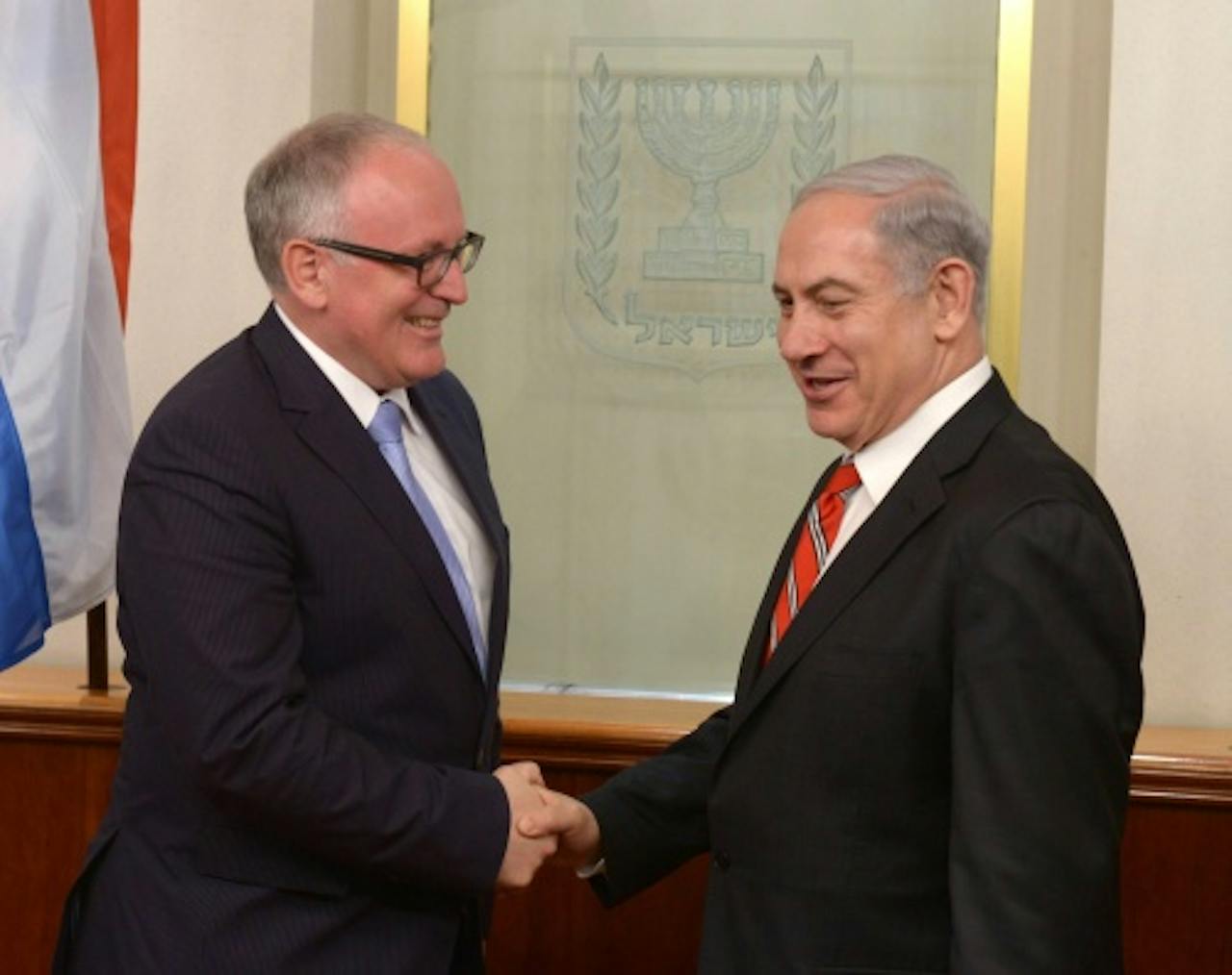 Frans Timmermans (L) met Benjamin Netanyahu. EPA