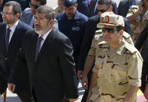 Abdel Fattah al-Sisi en president Mohamed Mursi (L). EPA