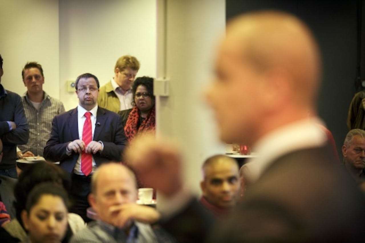 PvdA-lid Sander Terphuis (links) en Diederik Samsom (rechts) tijdens de ledenbijeenkomst in Den Haag. (ANP)