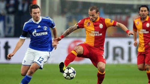 Wesley Sneijder (R) van Galatasaray in duel met Marco Höger (L) van Schalke 04. EPA