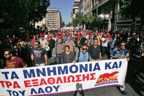 Grieken protesteren tegen verdere bezuinigingen die leiden tot werkloosheid. EPA