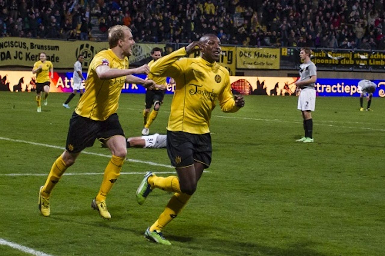 Mitchell Donald (R) viert de gelijkmaker tegen Vitesse met teamgenoot Frank Demouge (L). ANP PRO SHOTS