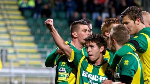 Mathias Gehrt van ADO scoort de 1-0 tegen Cambuur en viert dit met fans en medespelers. ANP PRO SHOTS