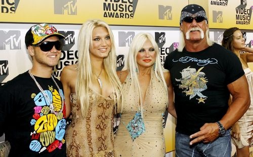 Brooke Hogan (2e L) met haar familie. EPA