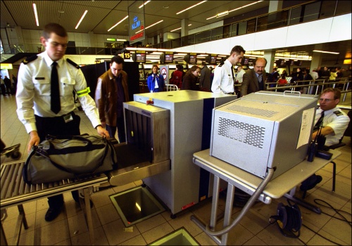 (Archieffoto 2001). Controle van handbagage op Schiphol. ANP