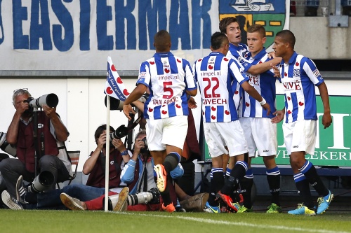 Sc Heerenveen-speler Alfred Finnbogason (2R) heeft de 1-0 uit een penalty gescoord tijdens de wedstrijd tegen AZ, ANP PRO SHOTS