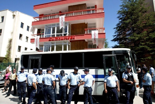 Politie bij het gebouw van Cumhuriyet in 2008. EPA