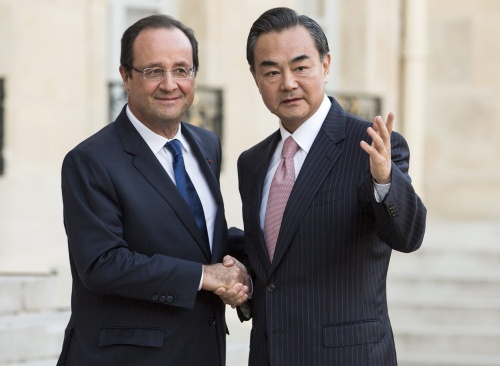 Archiefbeeld: de Franse president Hollande (links) met de Chinese minister van Buitenlandse zaken Wang Yi (EPA)