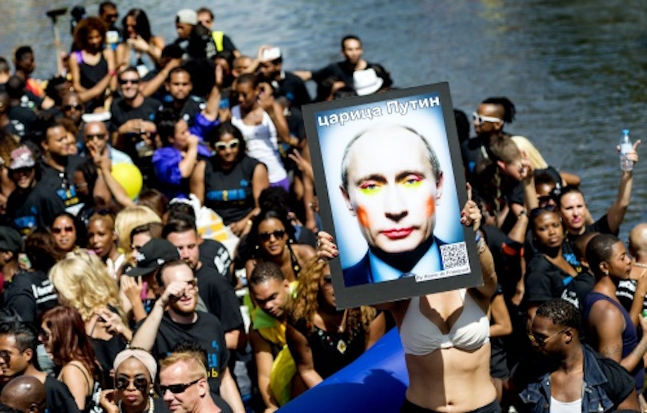Een boot met een portret van de Russische president Vladimir Poetin tijdens de botenparade van de Gay Pride, ANP