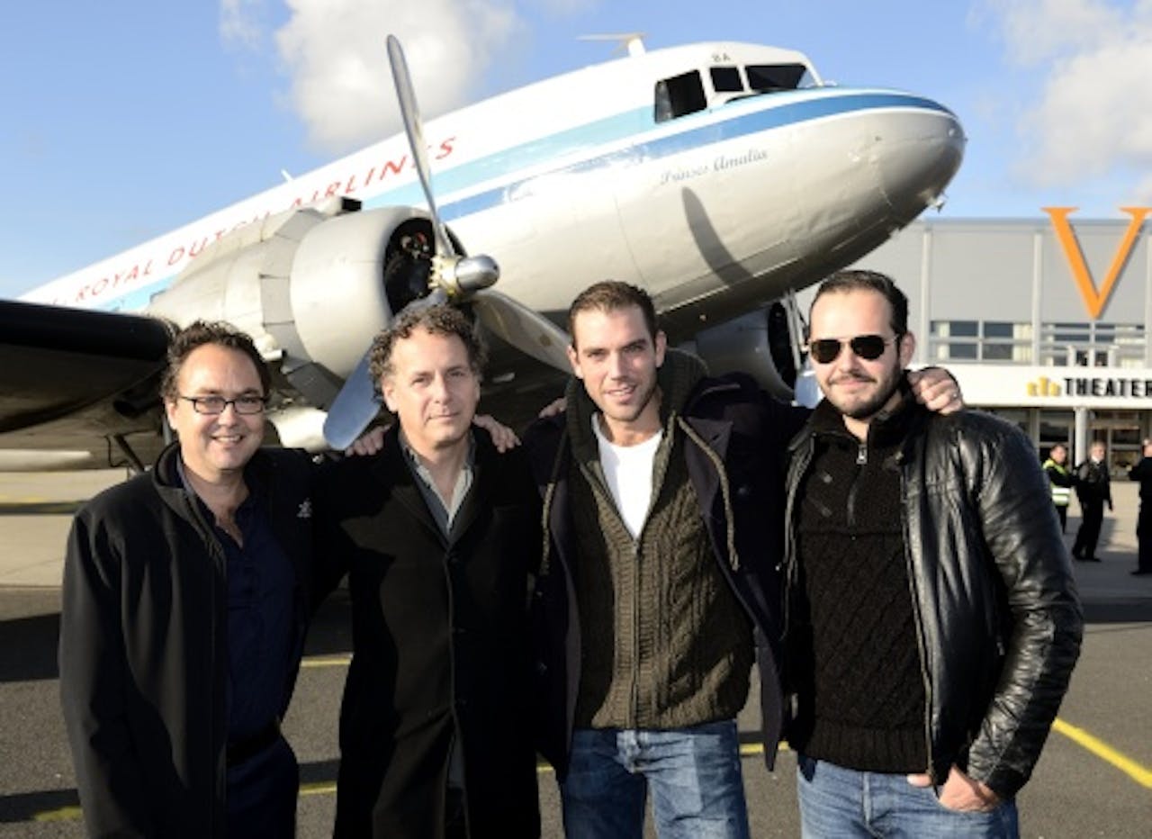 Producent Fred Boot en Robin Levita en actuers Matteo van der Grijn en Boy Ooteman tijdens de viering van het driejarig bestaan van de musical Soldaat van Oranje. ANP KIPPA