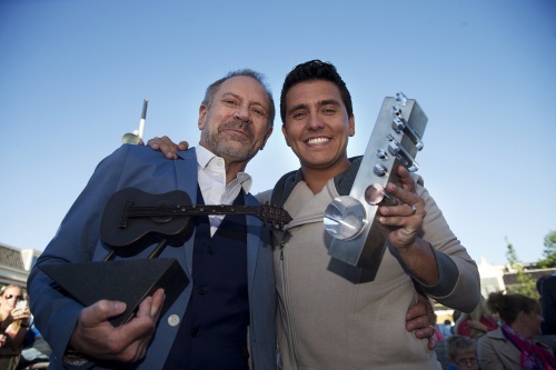 Rob de Nijs (L) en Jan Smit met hun awards. ANP Kippa