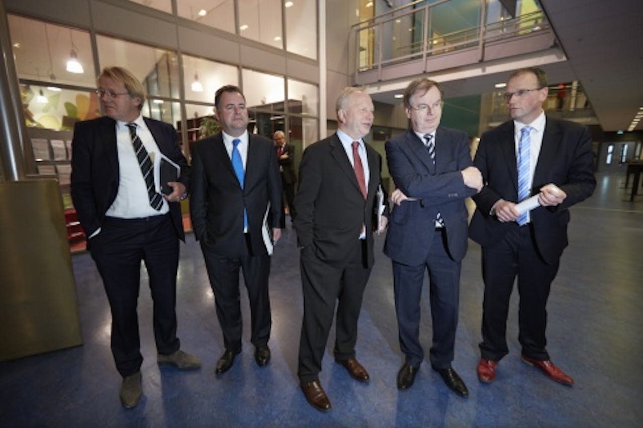 Jaap Smit van CNV, Hans Biesheuvel van MKB Nederland, Albert Jan Maat van LTO Nederland, voorman Bernard Wientjes van VNO-NCW en FNV-voorzitter Ton Heerts (van links naar rechts). ANP