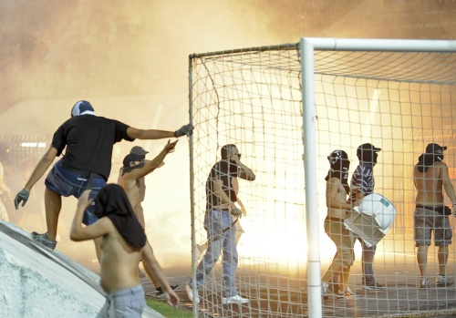 Supporters PAOK op het veld voor wedstrijd tegen Rapid Vienna. EPA