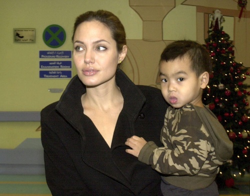Angelina en Maddox in 2004. EPA