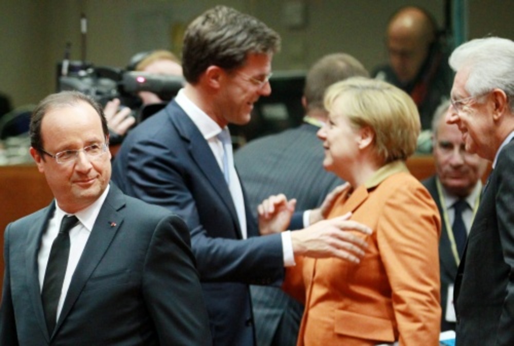 FranÃ§ois Hollande (L) met op de achtergrond Angela Merkel en premier Mark Rutte. EPA