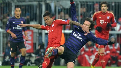 Luiz Gustavo (L) van Bayern MÃ¼nchen in duel met Tomas Rosicky (R) van Arsenal. EPA