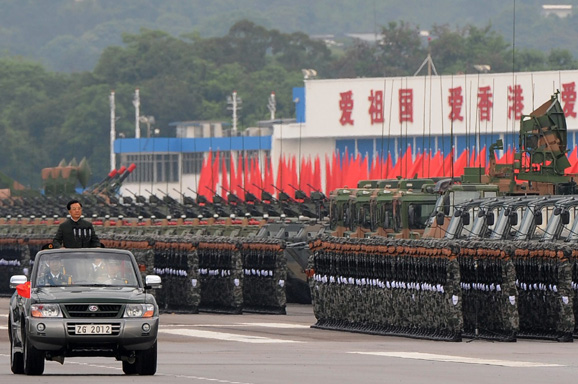 De voormalige Chinese president Hu Jintao tijdens een militaire parade in 2012.