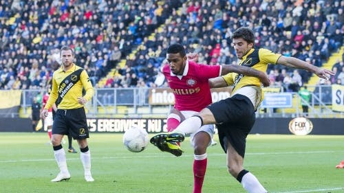 Jürgen Locadia (M) van PSV in duel met Kees Kwakman (R) van NAC. ANP PRO SHOTS