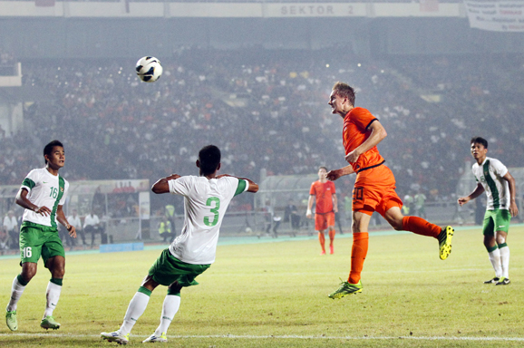 Siem de Jong scoort de 0-1 tijdens de oefeninterland tussen Indonesie en Nederland.