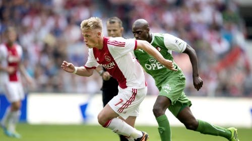 Viktor Fischer van Ajax (L) in duel met Bruno Martins Indi (R). ANP