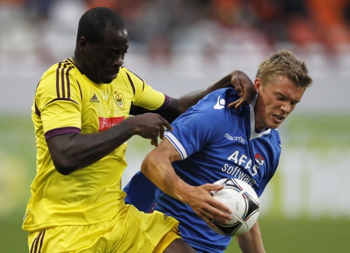 Christopher Samba (L) in actie. EPA