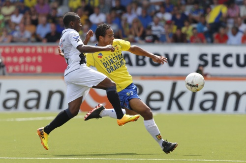Elson Hooi (L) van NAC Breda in duel met Lucas Bijker van Cambuur. ANP