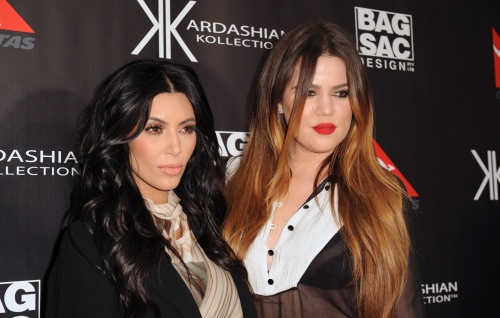 Khloe (R) met haar zus Kim Kardashian. EPA